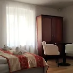 Dykova - Former Jana, Domov Mladeze