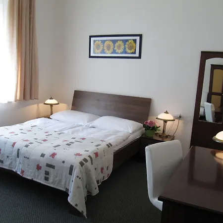 Dykova - Former Jana, Domov Mladeze Prag