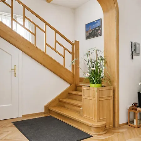 Dykova - Former Jana, Domov Mladeze Maison d'hôtes Prague