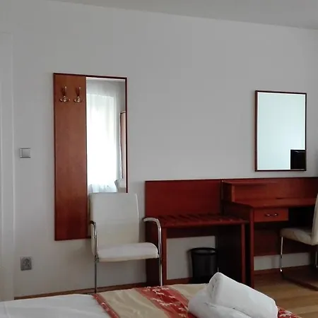 Dykova - Former Jana, Domov Mladeze 2*