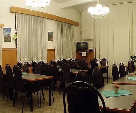 Dykova - Former Jana, Domov Mladeze Maison d'hôtes Prague