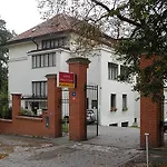 Dykova - Former Jana, Domov Mládeže Affittacamere Praga