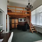 Dykova - Former Jana, Domov Mladeze