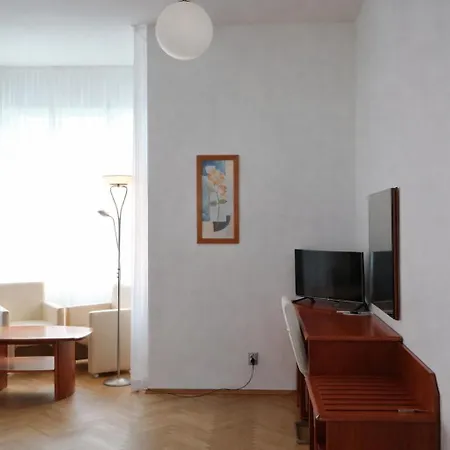 Dykova - Former Jana, Domov Mladeze 2* Prága