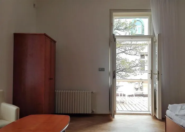 Dykova - Former Jana, Domov Mládeže 2*
