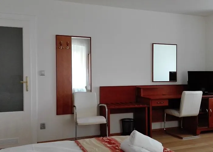Dykova - Former Jana, Domov Mládeže 2*