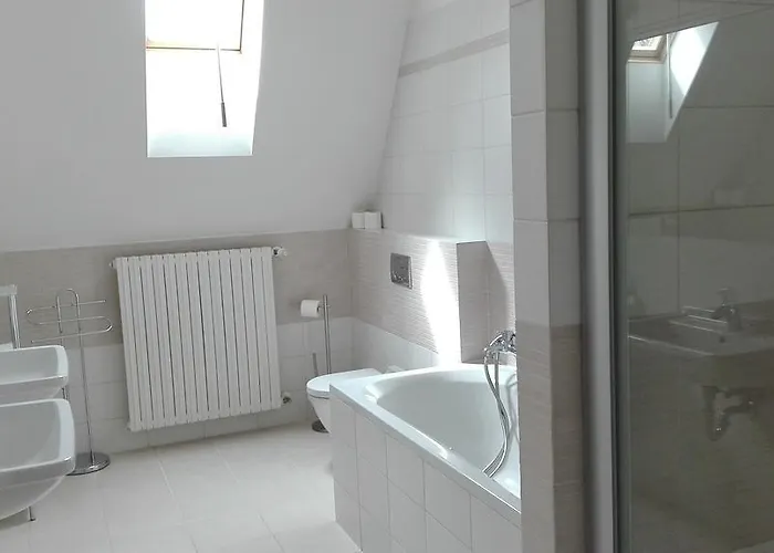 Dykova - Former Jana, Domov Mládeže 2*
