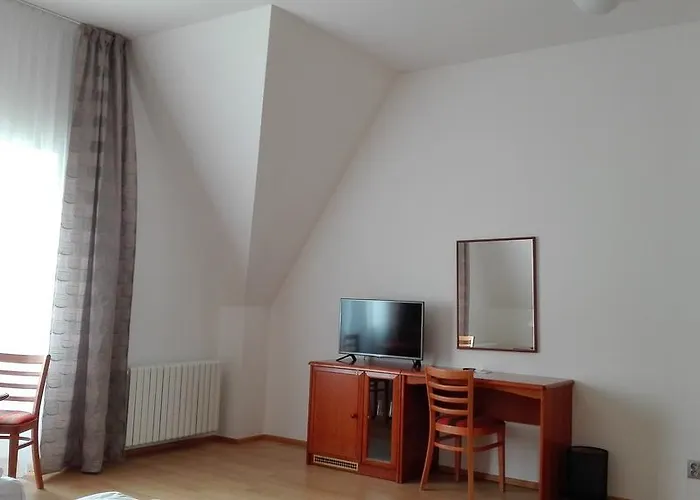 Dykova - Former Jana, Domov Mládeže 2*