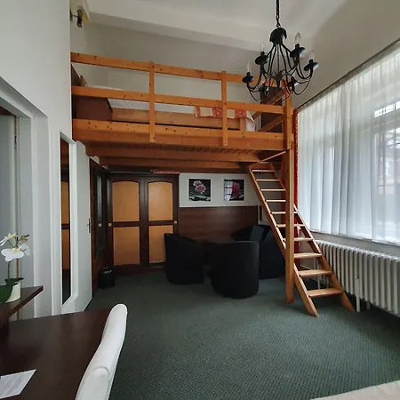 Dykova - Former Jana, Domov Mladeze