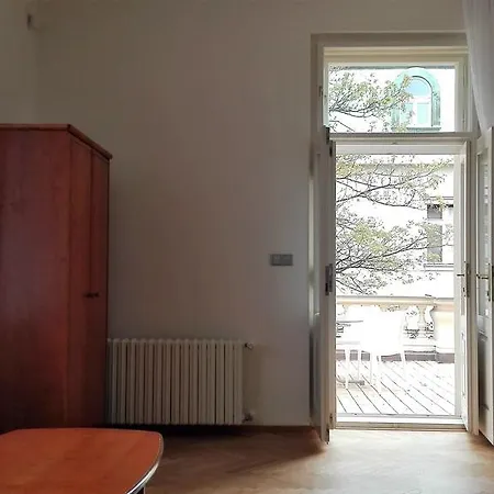 Dykova - Former Jana, Domov Mladeze 2*