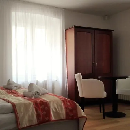 Dykova - Former Jana, Domov Mladeze