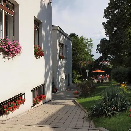 Maison d'hôtes Dykova - Former Jana, Domov Mladeze Prague