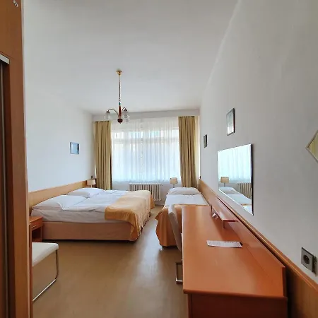 Dykova - Former Jana, Domov Mladeze