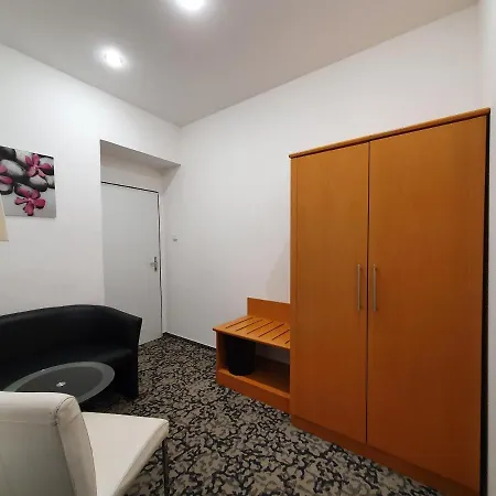 Dykova - Former Jana, Domov Mladeze 2* Prague
