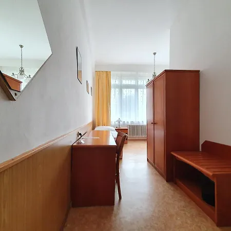 Dykova - Former Jana, Domov Mladeze Maison d'hôtes Prague